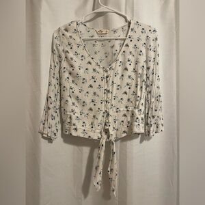 Hollister Women’s White with Blue Floral Print Button Up Flowy Top